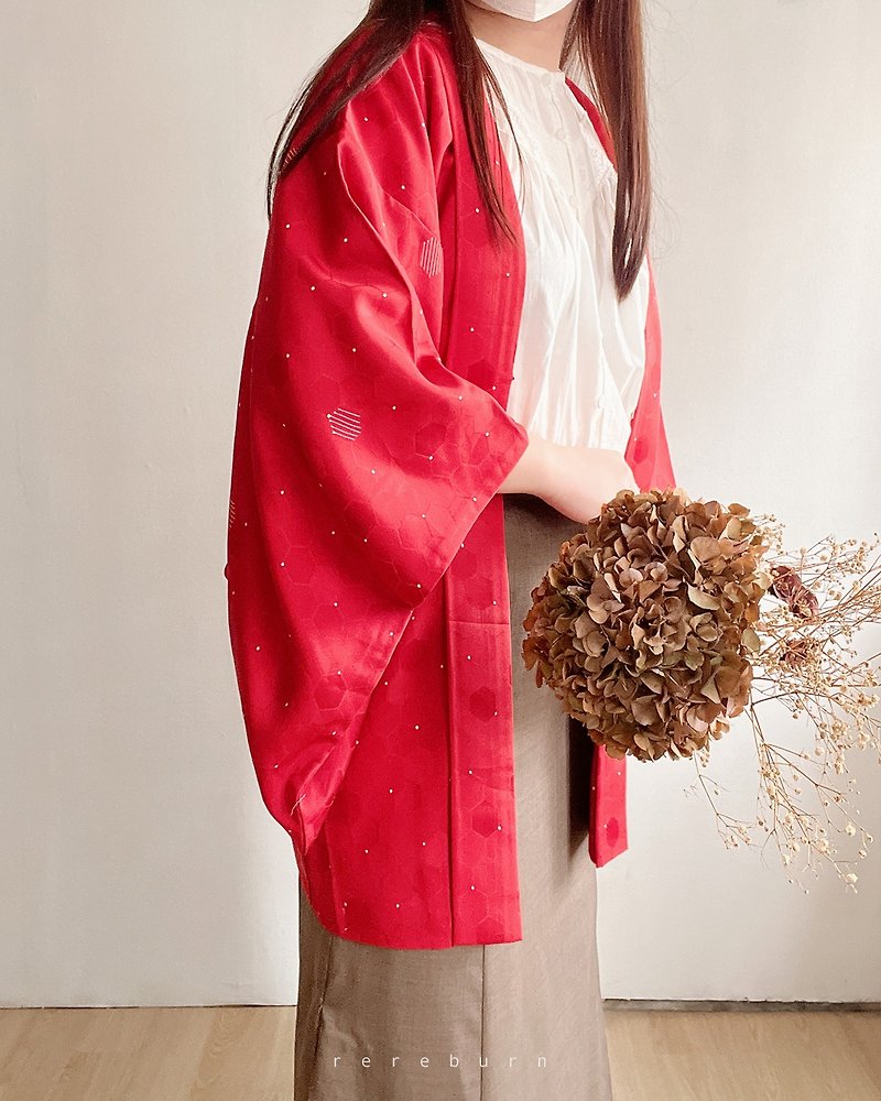 Japanese-style printed bright red satin vintage haori kimono jacket - เสื้อแจ็คเก็ต - เส้นใยสังเคราะห์ สีแดง