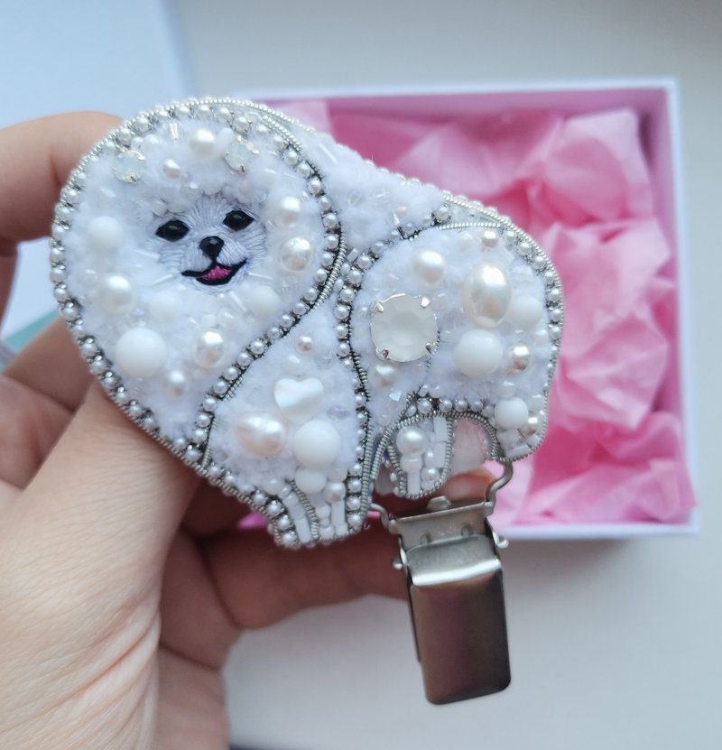White pomeranian jewelry brooch, dog show number clip, pet portrait - 胸針 - 玻璃 白色