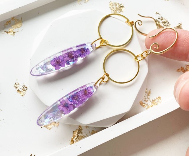 レジン イヤリング、紫色の押し花をあしらったダングル ドロップ エポキシ樹脂イヤリング - ショップ MelaniyaStore ピアス・イヤリング  - Pinkoi