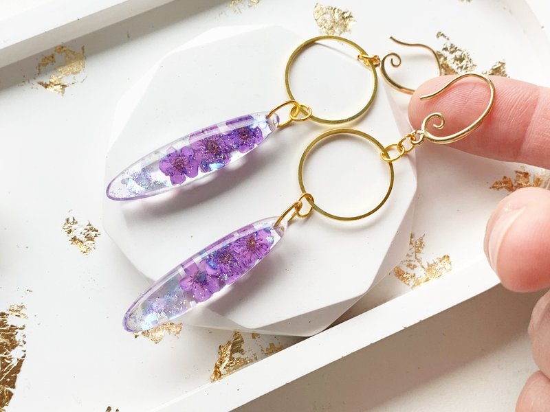 Resin earrings, Dangle drop epoxy resin earrings with purple pressed flowers - ต่างหู - เรซิน สีม่วง