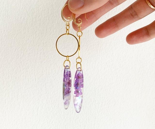 レジン イヤリング、紫色の押し花をあしらったダングル ドロップ