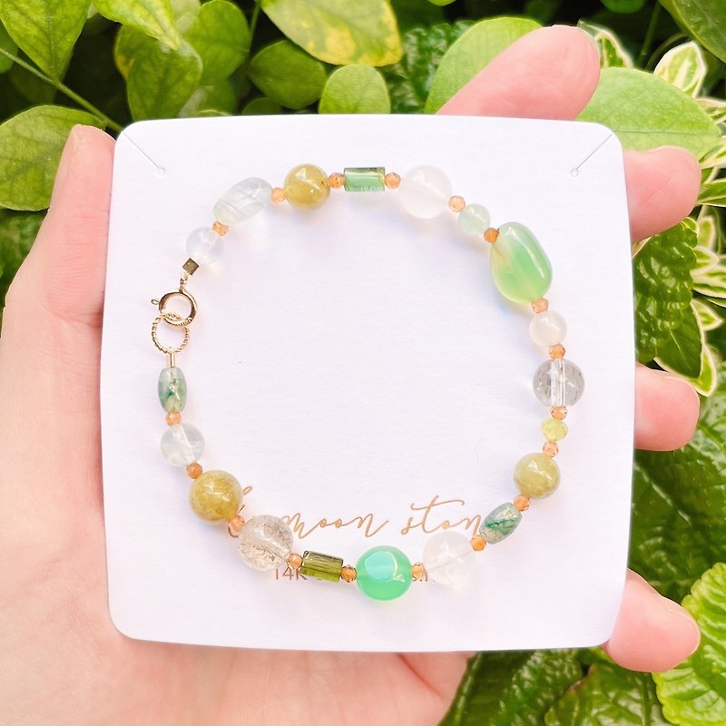 Entry-level light jewelery Stone crystal bracelet with every detail - สร้อยข้อมือ - คริสตัล หลากหลายสี