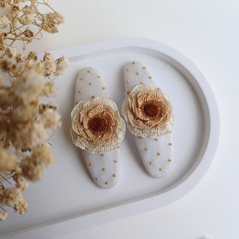 經典復古玫瑰：3D 手繡髮夾，奶油棕玫瑰花圖案（一對組 - 現貨） - 髮夾/鯊魚夾 - 棉．麻 白色