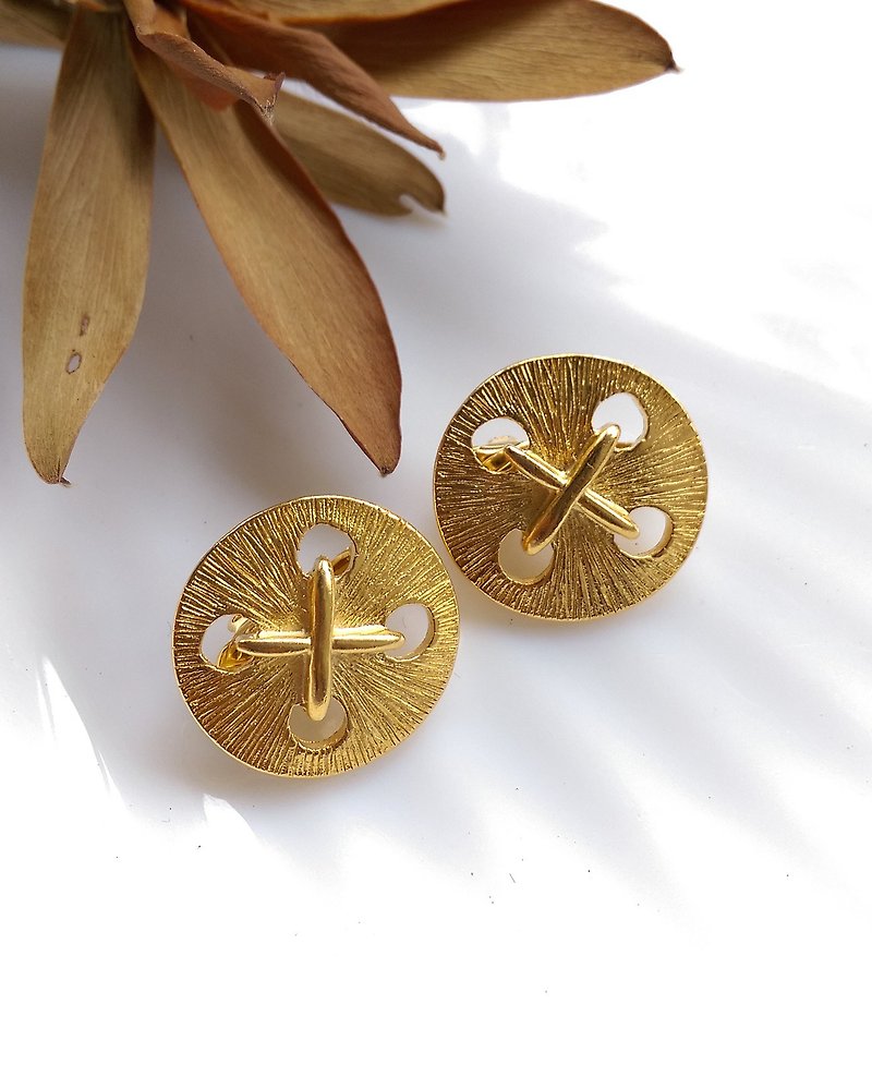 [Western antique jewelry / old age] TRIFARI metal button clip earrings - ต่างหู - โลหะ สีทอง