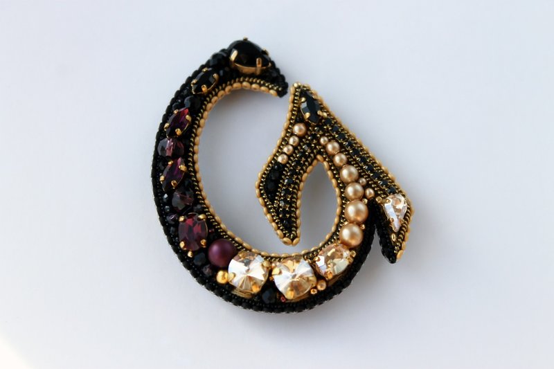 Beaded Brooch English Letter Handmade. Embroidered Brooch. Customized Gift - 胸針 - 水晶 黑色