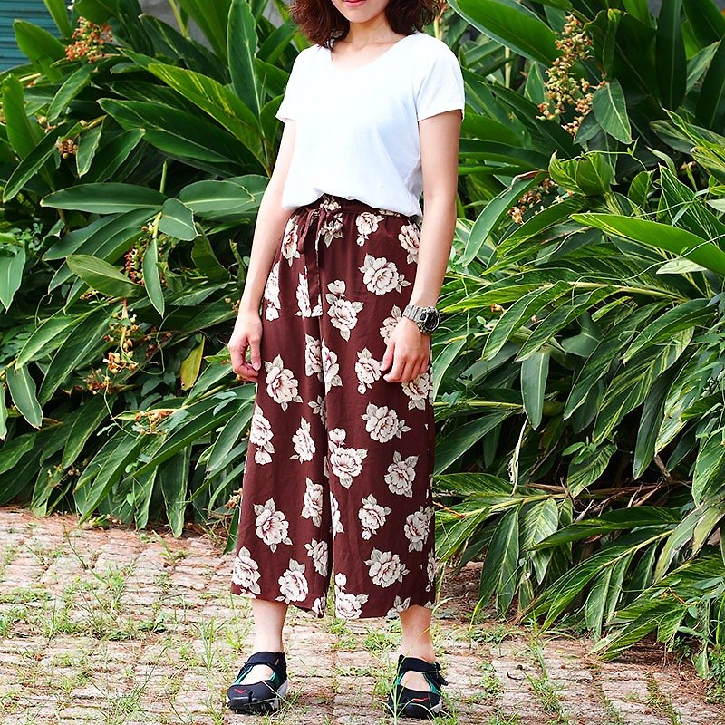 Calf Village vintage vintage Japanese retro ultra-light and comfortable all-match cropped pants {Earth Floral Cloth} - กางเกงขายาว - เส้นใยสังเคราะห์ สีนำ้ตาล