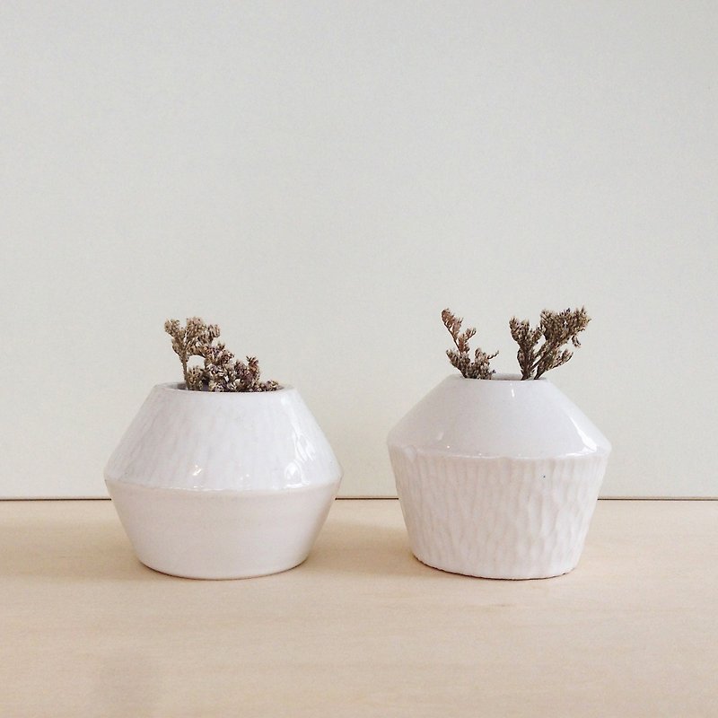 小さな白い陶器の花瓶|花 - 花瓶・植木鉢 - 陶器 ホワイト