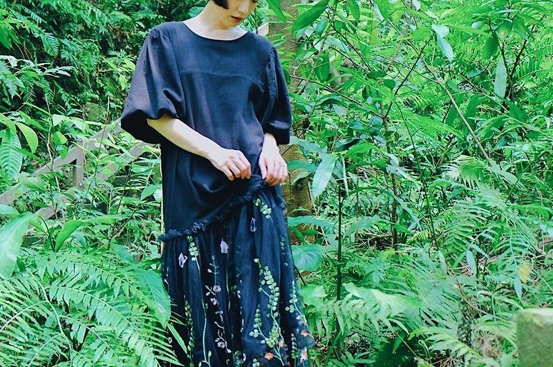 Garden embroidered sleeves dress - ชุดเดรส - ผ้าฝ้าย/ผ้าลินิน สีดำ