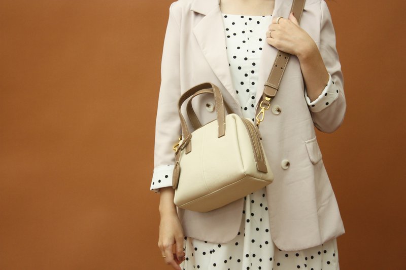 Hand-held cross-body small bag of milk tea in lychee pattern - Messenger Bags & Sling Bags - Genuine Leather White