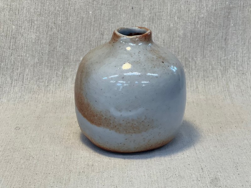 Hand pinched Shino vase - เซรามิก - ดินเผา สีเงิน