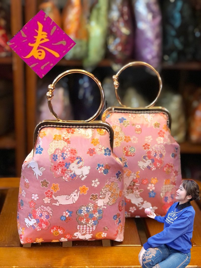 2023新款兔兔迎春納福版玫瑰干粉手縫手環口金包 - 側背包/斜背包 - 絲．絹 多色