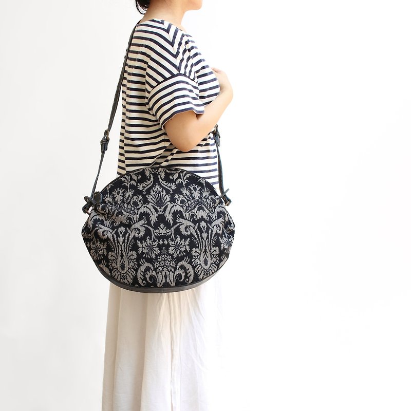 Arabesque pattern / shoulder bag - กระเป๋าแมสเซนเจอร์ - หนังแท้ สีดำ