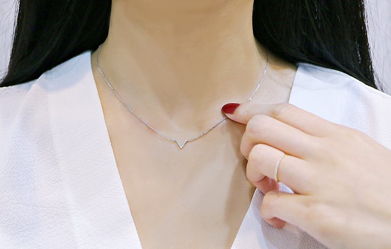Simple V-shaped diamond fine necklace - สร้อยคอ - เครื่องประดับ สีทอง