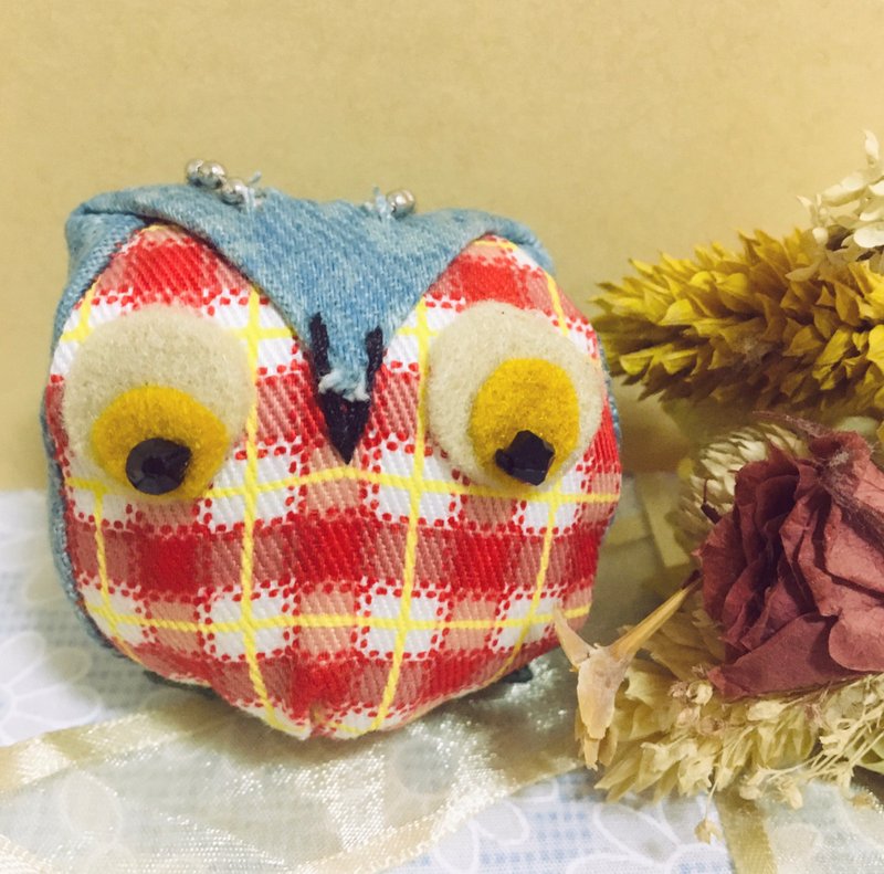 微笑貓頭鷹系列鑰匙圈吊飾 | 質感淺藍牛仔布紅格紋款 - 編織/刺繡/羊毛氈/縫紉 - 繡線 紅色
