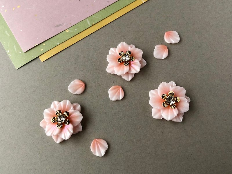 Peach flower brooch - Brooches - Clay Pink
