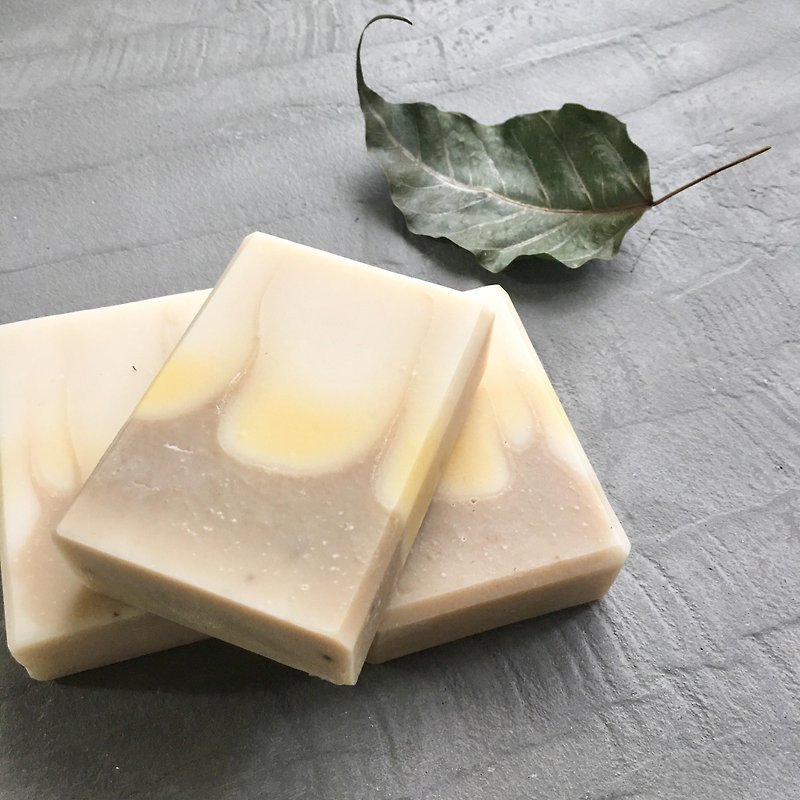 KAKU hand made soap wormwood soap - สบู่ - พืช/ดอกไม้ สีทอง