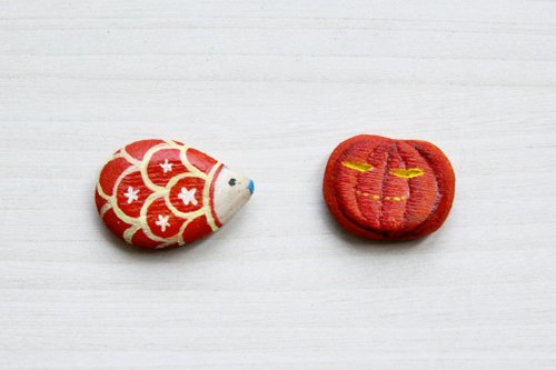 オレンジ色のハリネズミのペアは、大きなカボチャの磁石を食べるのが大好きです