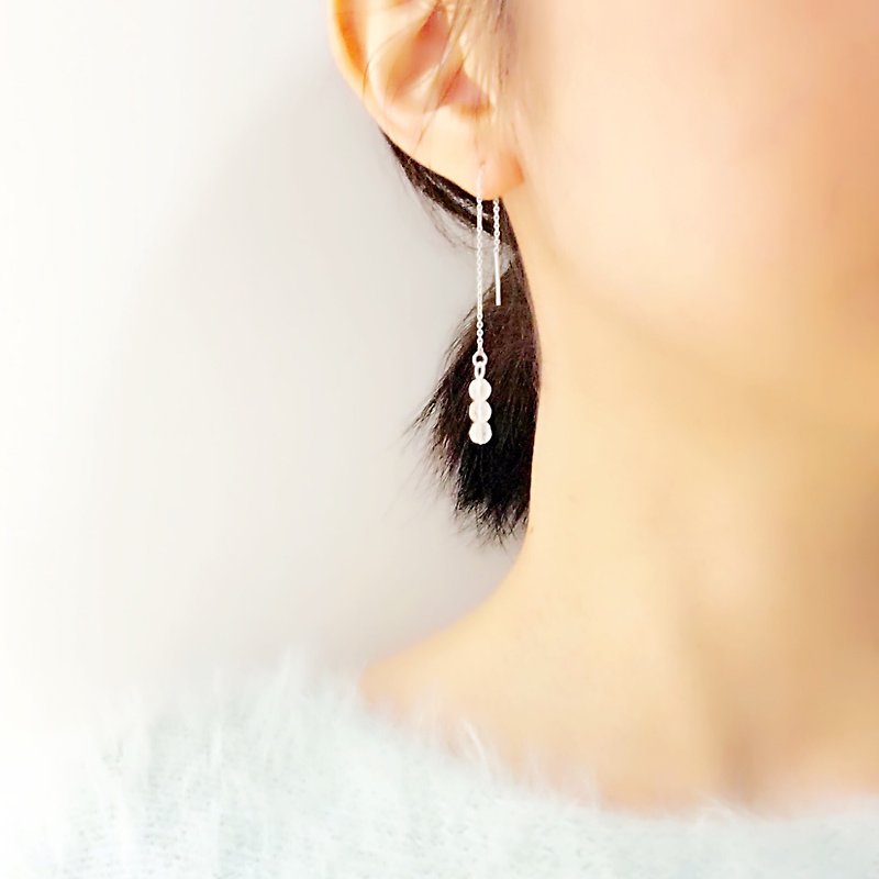 Pure and elegant S925 sterling silver earrings natural white crystal earrings with silver cloth - ต่างหู - โลหะ สีใส