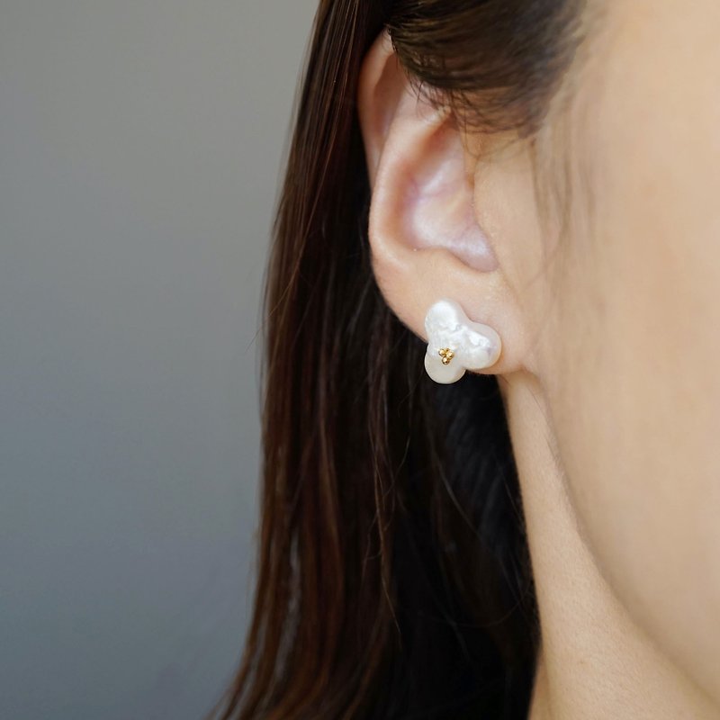 14kgf  Clover Freshwater pearl earrings (C) - 耳環/耳夾 - 珍珠 白色