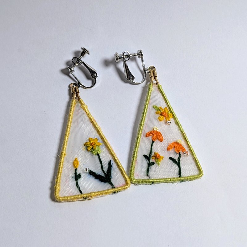 Summer style embroidered earrings - ต่างหู - งานปัก สีเหลือง