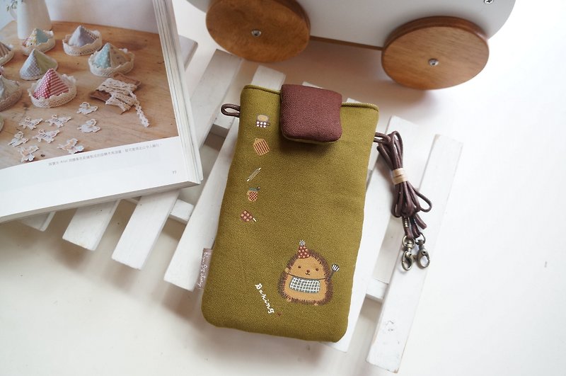 Hand-painted hedgehog chef mobile phone bag - กระเป๋าแมสเซนเจอร์ - ผ้าฝ้าย/ผ้าลินิน สีเขียว