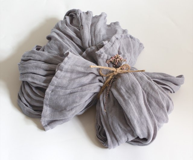 ヨーロッパの小さな工房で作られた最も柔らかいリネンのスカーフ