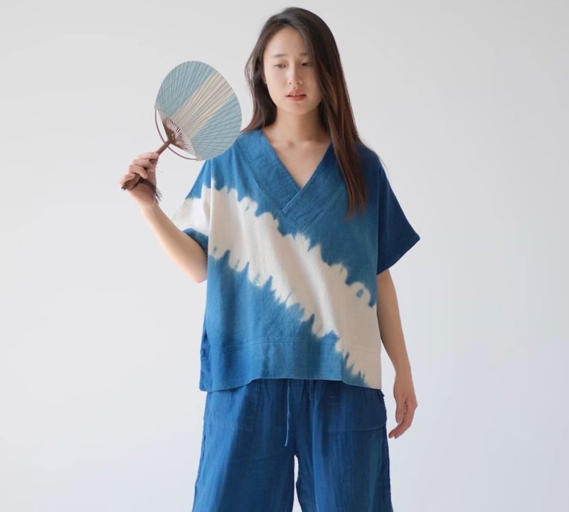 【棉麻手工藍染】V領設計感/溜肩寬鬆上衣3色 - 女上衣/長袖上衣 - 棉．麻 藍色