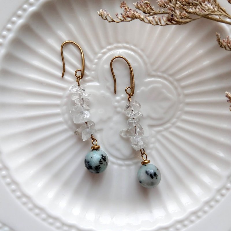 A Bing │ Gemstone hand-made Bronze earring - white crystal blue Tianshan - Earrings & Clip-ons - Semi-Precious Stones 