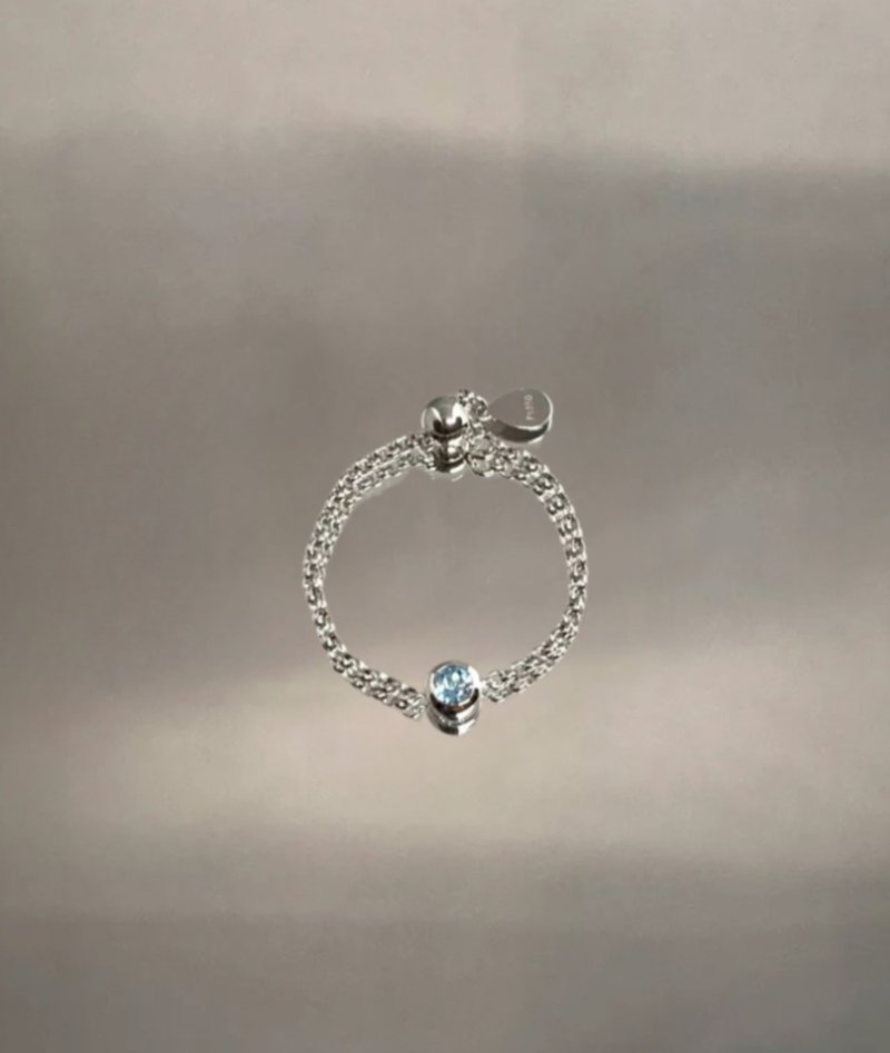 Ethical Aquamarine Chain Ring - Platinum - แหวนทั่วไป - เครื่องเพชรพลอย สีน้ำเงิน