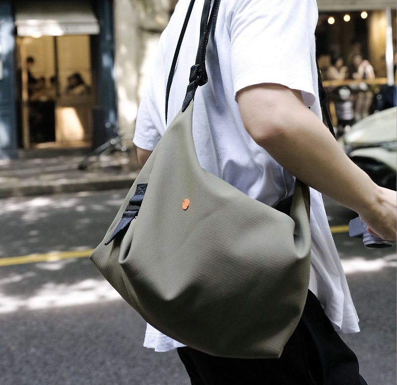 [Cube Bag] Foldable large capacity messenger bag, messenger chest bag, dual-purpose plastic bottle - กระเป๋าแมสเซนเจอร์ - เส้นใยสังเคราะห์ สีเขียว