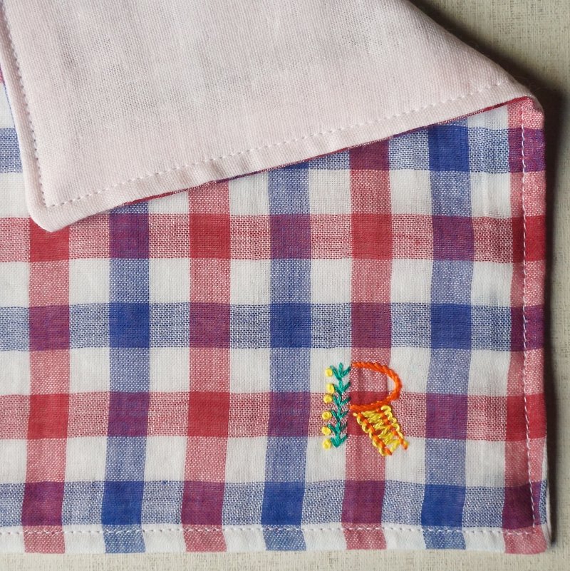 Hand embroidered quadruple gauze handkerchief  initial A〜Z red - ผ้าเช็ดหน้า - ผ้าฝ้าย/ผ้าลินิน สีแดง