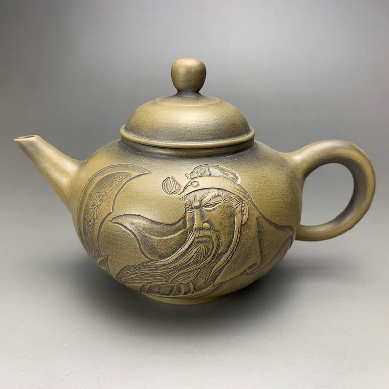 台灣【段泥】雕刻關公(威武震人間)窯變壺 - 茶壺/茶杯/茶具 - 陶 卡其色