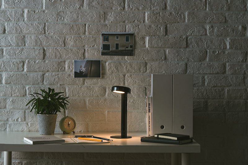 Moovit Wireless Work Desk Lamp LED Desk Lamp Exchange Gift - โคมไฟ - โลหะ 