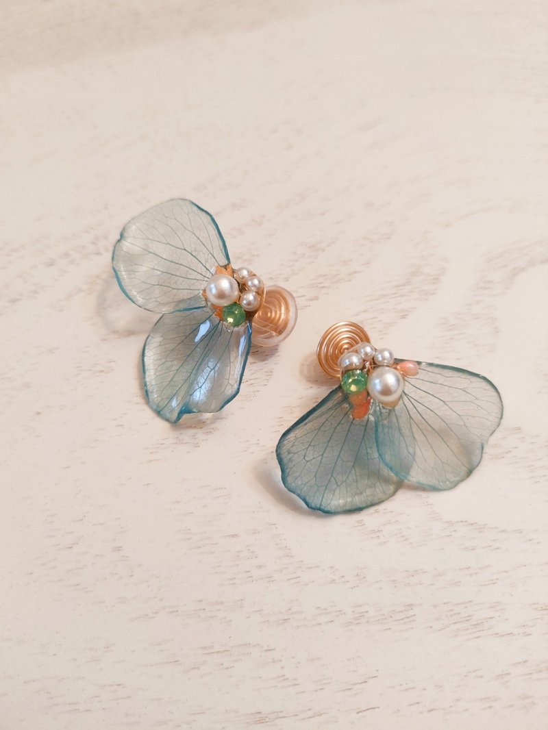 Big Leaf Hydrangea - Aqua Blue - Transparent Flower Series - Original Handmade - ต่างหู - พืช/ดอกไม้ หลากหลายสี