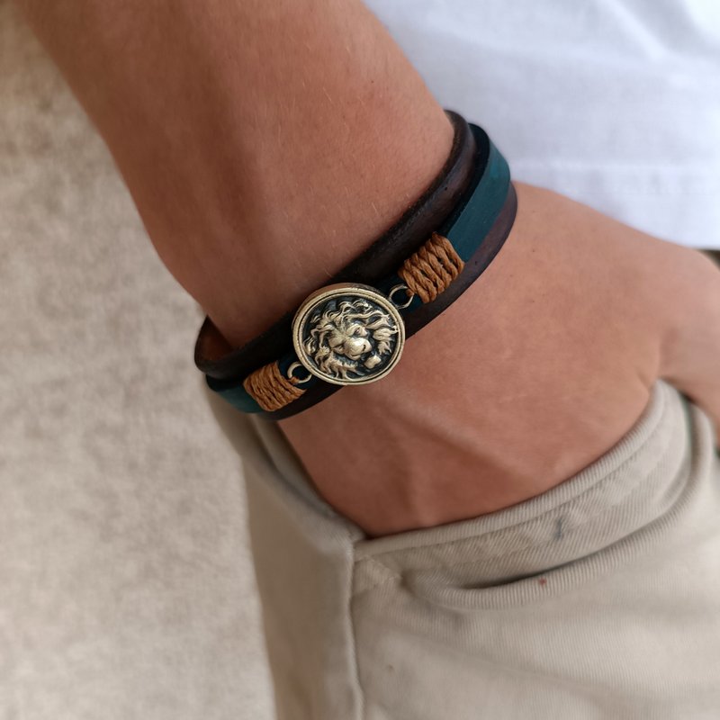 Lion Leather Bracelet with Free Custom Text, Resilience Symbol, Graduation Gift - 手鍊/手環 - 真皮 咖啡色