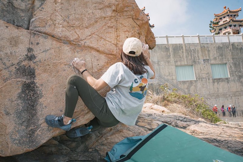 climbing tee (girl pattern) - เสื้อฮู้ด - ผ้าฝ้าย/ผ้าลินิน 