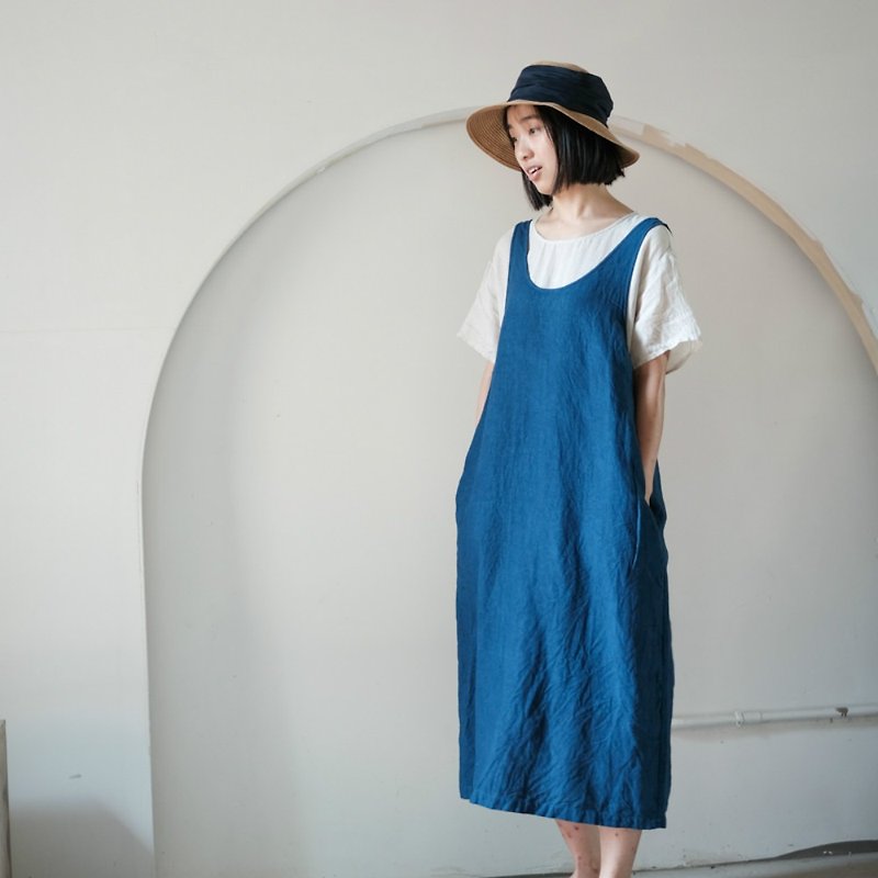 Stationary | Indigo blue simple and casual loose suspender skirt dress natural ecological rain dew Linen plant blue dye - ชุดเดรส - ผ้าฝ้าย/ผ้าลินิน สีน้ำเงิน