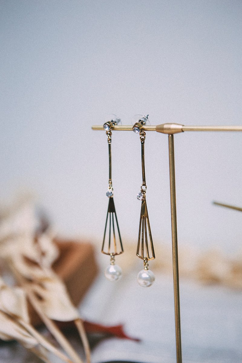 COR-DATE / Fan-shaped swing dangle earrings - Earrings & Clip-ons - Other Materials 