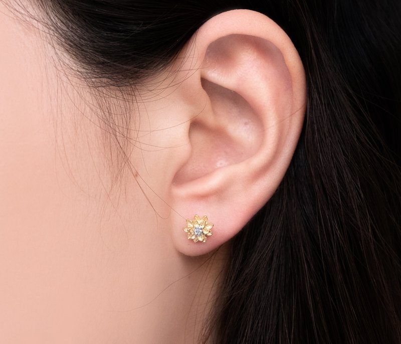 Flower earring in 9K gold - 耳環/耳夾 - 鑽石 