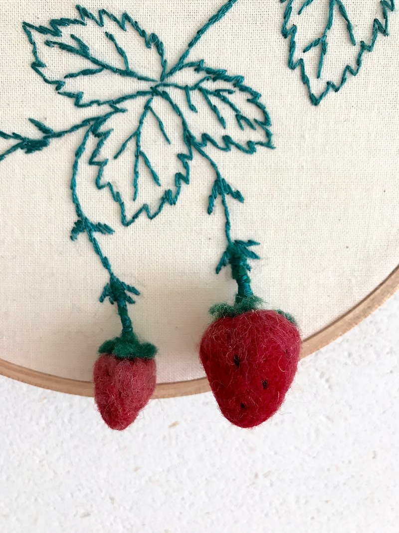 草莓果實-綉花框壁飾-羊毛氈+刺綉 - 壁貼/牆壁裝飾 - 棉．麻 紅色