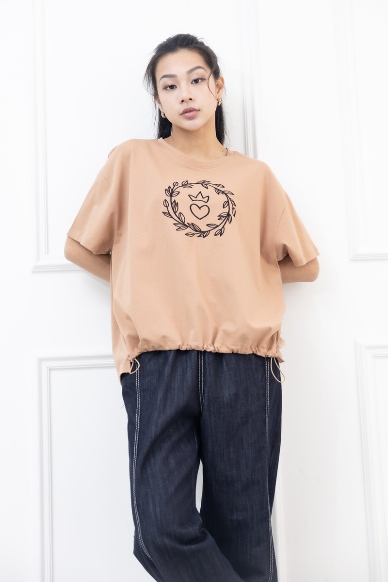 胸前立體花圈愛心刺繡上衣 土色 - 女 T 恤 - 其他材質 卡其色