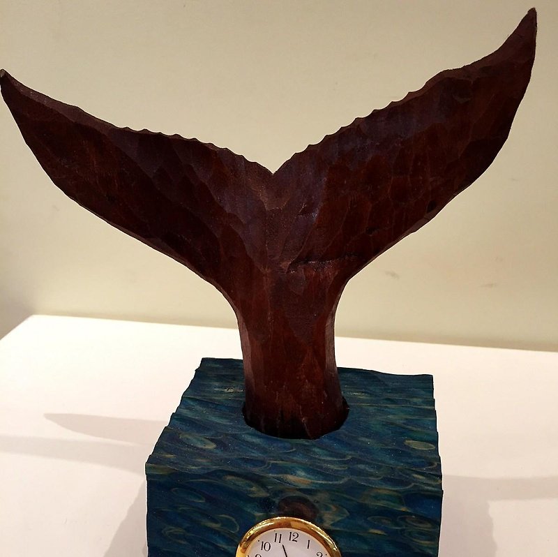 Table clock fluke up  of Humpback whale - นาฬิกา - ไม้ สีน้ำเงิน