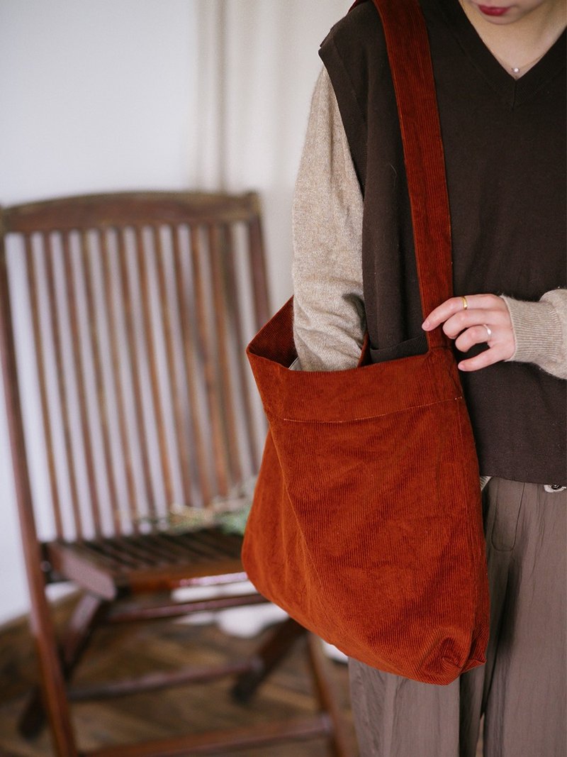 paleMoon | Caramel corduroy retro messenger bag shoulder bag autumn and winter Japanese forest style literary cloth bag - กระเป๋าแมสเซนเจอร์ - ผ้าฝ้าย/ผ้าลินิน 