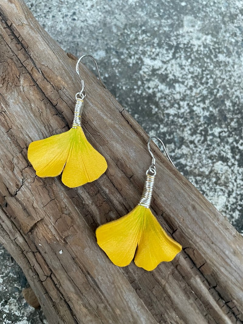 Ginkgo leaf earrings [bronze/ Silver] Clip-On/ear hook - ต่างหู - หนังแท้ สีเหลือง