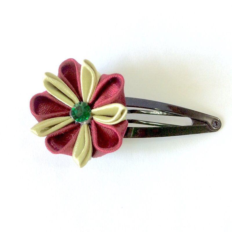 Kanzashi green red ribbon flower hairclip (つまみ細工） - เครื่องประดับผม - ผ้าไหม สีแดง