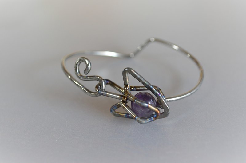 Arrowhead bell, amethyst bracelet that makes a small noise in the world