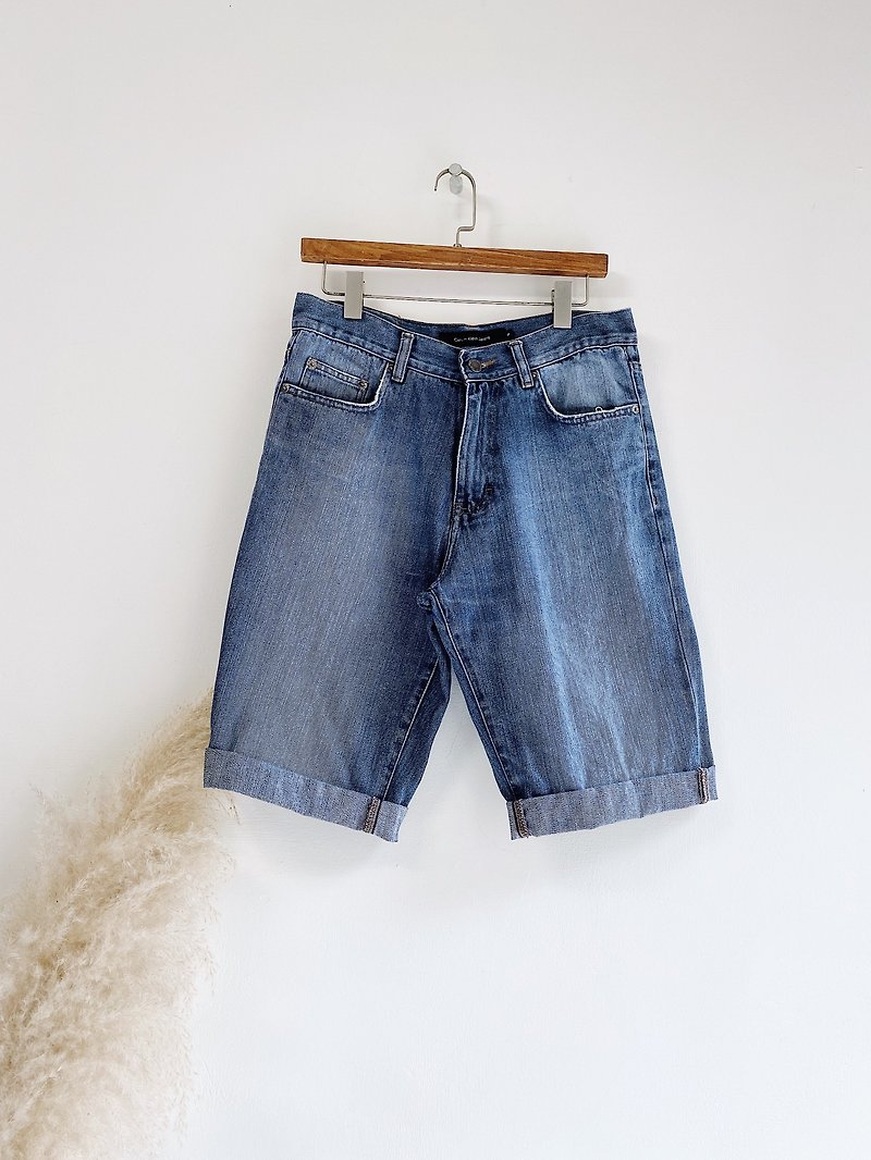 CK / W30 men's denim shorts with classic blue brush and pigment - กางเกงขาสั้น - ผ้าฝ้าย/ผ้าลินิน สีน้ำเงิน
