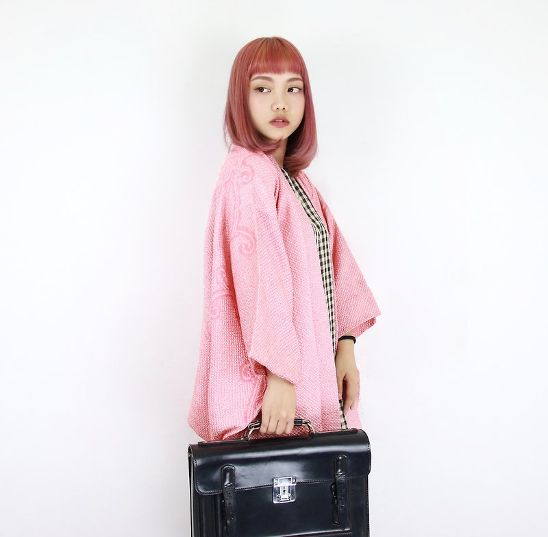 Back to Green-Japan brought back feather kimono pink dyeing/vintage kimono - เสื้อแจ็คเก็ต - ผ้าไหม 