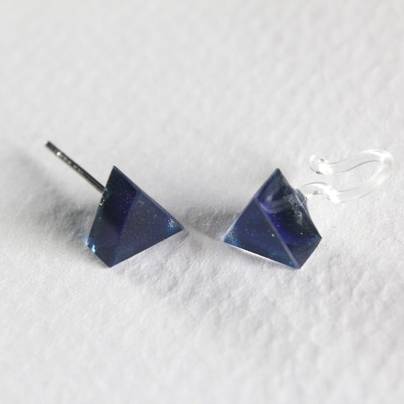 星之暗面 / 樹脂耳環 - 單隻 / 三角形 深藍 - 耳環/耳夾 - 樹脂 藍色
