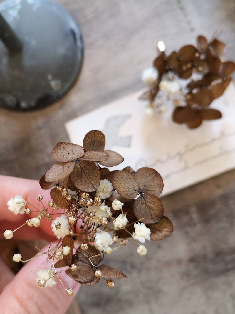Bouquet earrings / earrings with espresso motifs of hydrangea and Clip-On - ต่างหู - พืช/ดอกไม้ สีนำ้ตาล